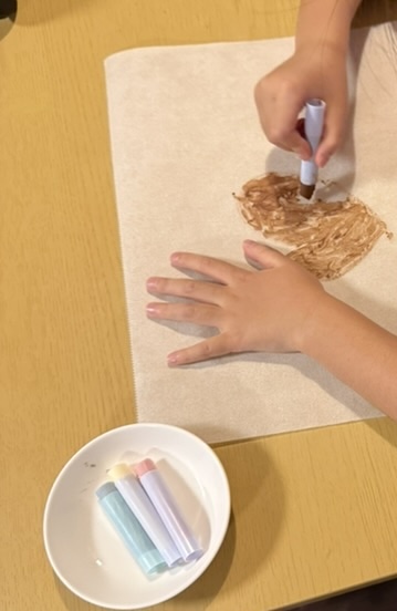 食べられるクレヨンでお絵かきをする様子